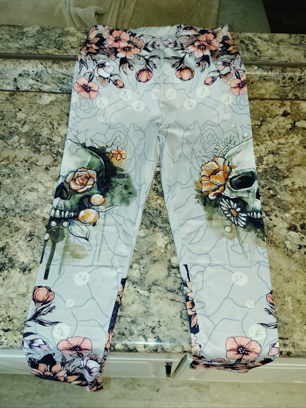 Lrg Nwt Floral Skull Print Leggings - Pale Gray with Peach Accents Brand New